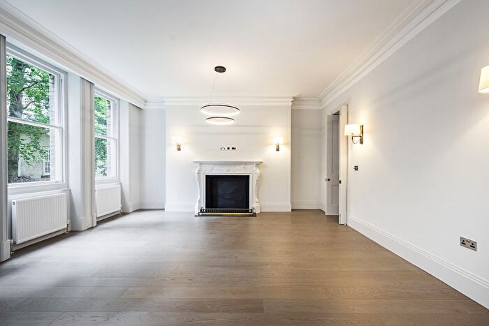 3 Bedroom Flat To Rent In Campden Hill Road, London, W8