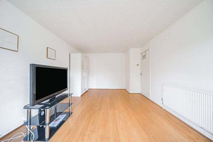 3 Bedroom Property To Rent In Gerrards Close, Oakwood, London, N14