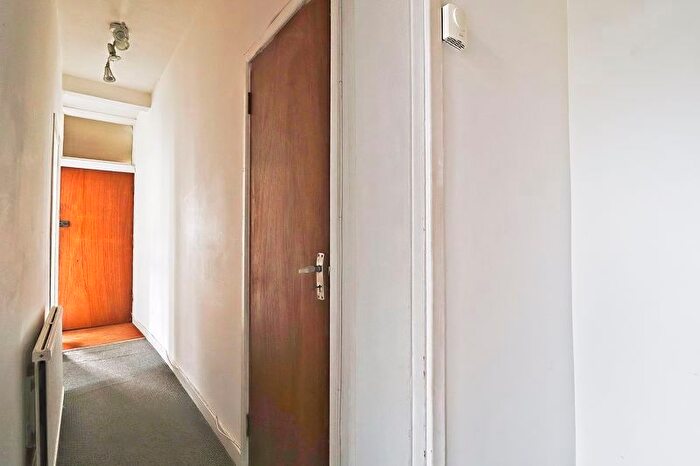 2 Bedroom Flat For Sale In Harcourt Avenue, Southend-On-Sea, SS2
