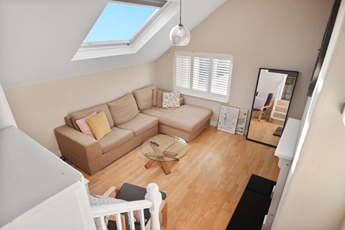 1 Bedroom Flat For Sale In Kingston Hill, Kingston Upon Thames, KT2