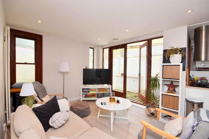 3 Bedroom Flat To Rent In Cavendish Road, London, SW12