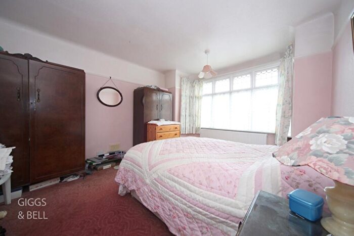 4 Bedroom Detached House For Sale In Montrose Avenue, Luton, Bedfordshire, LU3