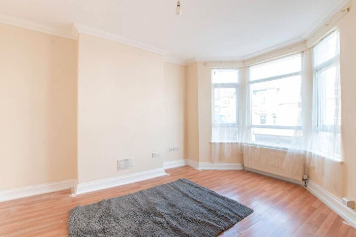 4 Bedroom Semi-Detached House To Rent In Fortune Gate Road, Harlesden, London, NW10