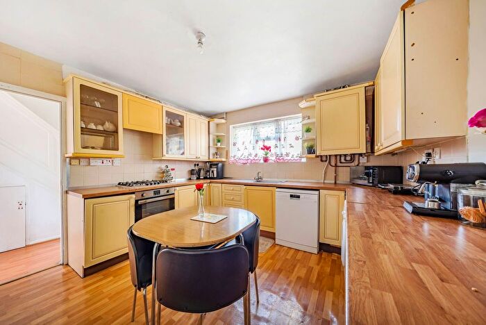 3 Bedroom Flat For Sale In Livingstone Court, Leyton, London, E10