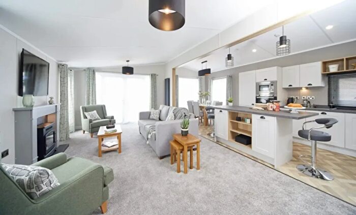 2 Bedroom Park Home For Sale In Warwick Road, Stratford-Upon-Avon, CV37