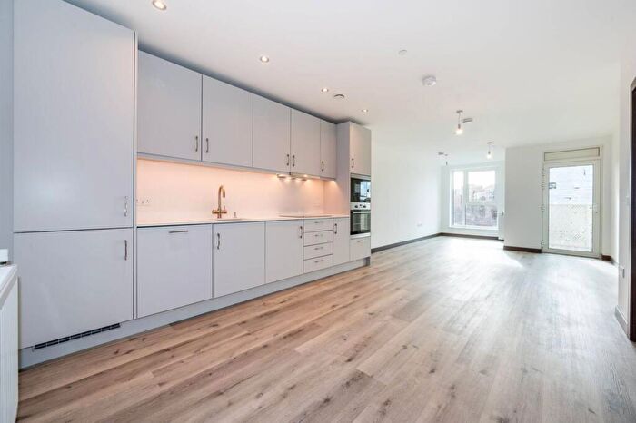 2 Bedroom Flat To Rent In Caxton Square, Wood Green, London, N22