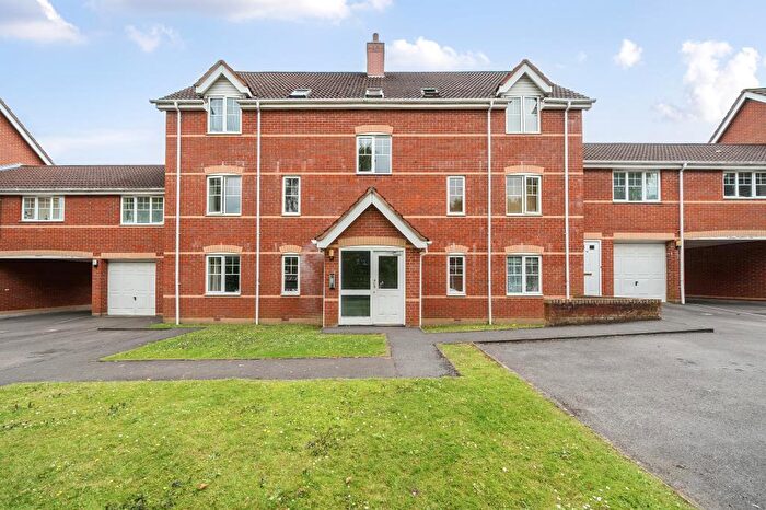 2 Bedroom Apartment To Rent In Windsor Court, Newbury, RG14