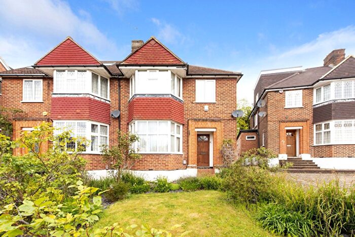 3 Bedroom Property For Sale In Linkside, London, N12