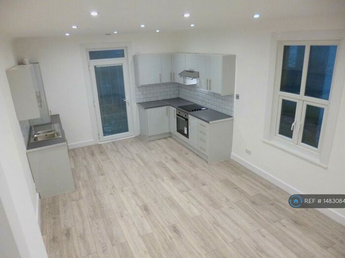 Studio To Rent In Manor Road, Westcliff-On-Sea, SS0