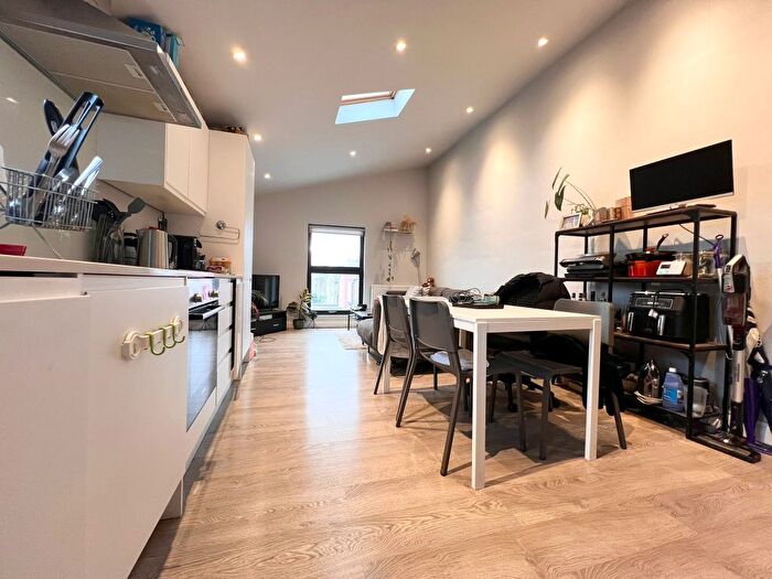 3 Bedroom Flat To Rent In Kellino Street, SW17