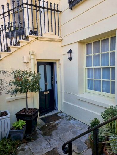 3 Bedroom Flat To Rent In Brunswick Square, Hove, BN3