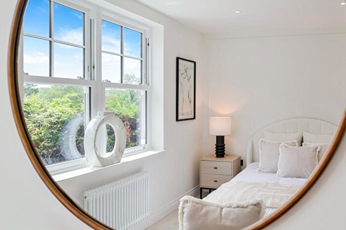 4 Bedroom Terraced House For Sale In Hollymeoak Road, Coulsdon, CR5