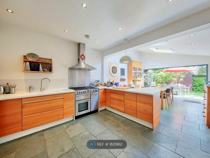 4 Bedroom Semi-Detached House To Rent In Poplar Grove, New Malden, KT3