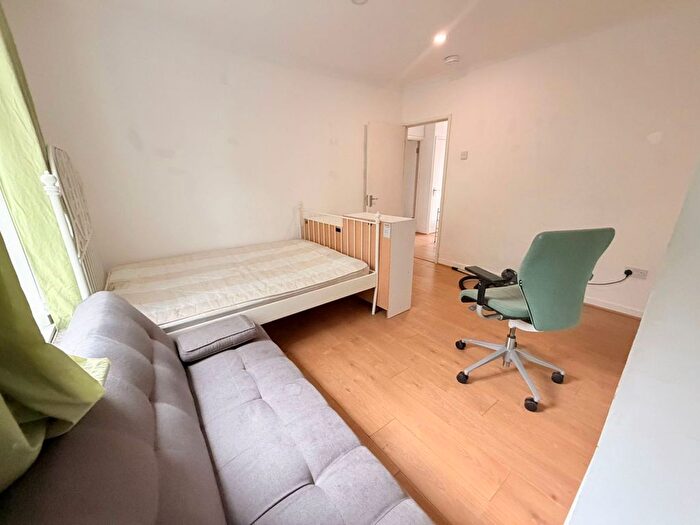 3 Bedroom Flat To Rent In Long Lane, London, SE1