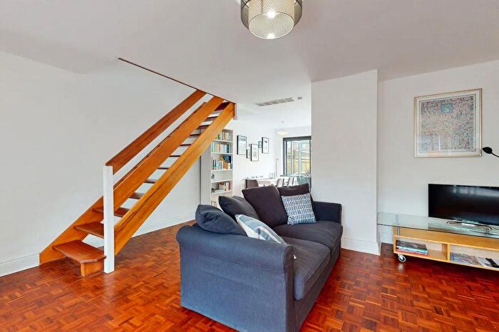 3 Bedroom Property To Rent In Westminster Close, Teddington, TW11