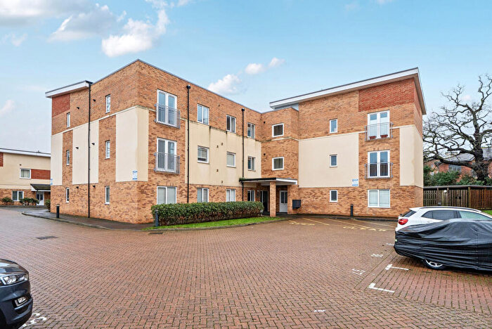 2 Bedroom Flat For Sale In Thornton Close, Leatherhead, KT22
