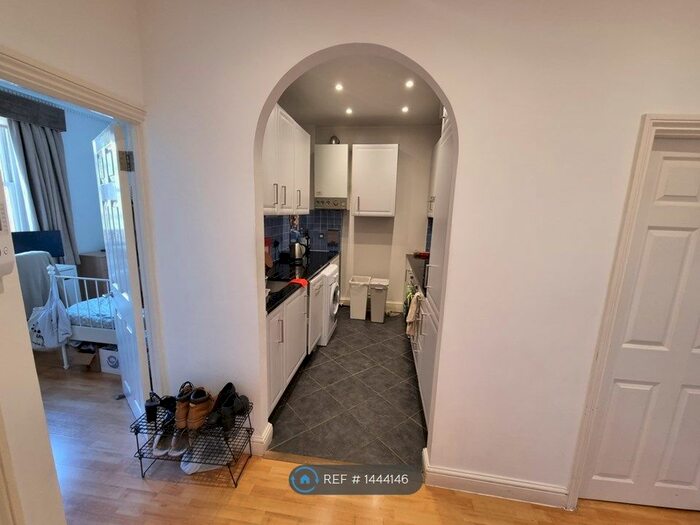 2 Bedroom Flat To Rent In Cambridge Gardens, London, W10