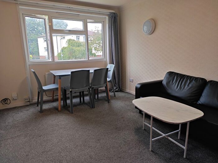 2 Bedroom Flat For Sale In Hawkshead Walk, Bradford, BD5