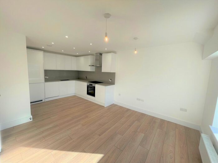3 Bedroom Flat To Rent In Park Road, Crouch End, N8