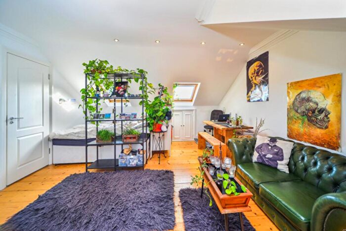 Apartment To Rent In Gillespie Road, Highbury, London, N5