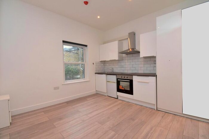 Studio To Rent In Kilburn Lane, London, W9
