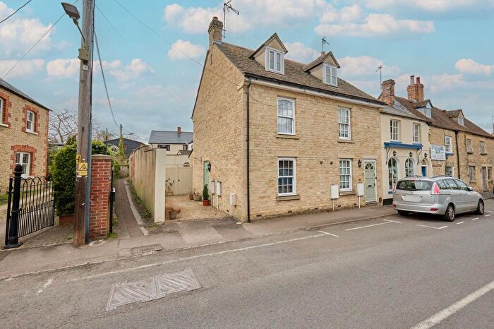 3 Bedroom Semi-Detached House For Sale In High Street, Eynsham, OX29