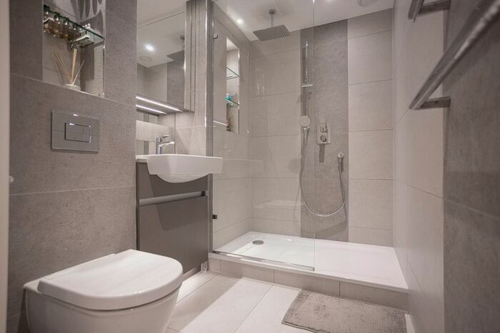 2 Bedroom Flat For Sale In Duke Of Wellington Avenue, Royal Arsenal, SE18
