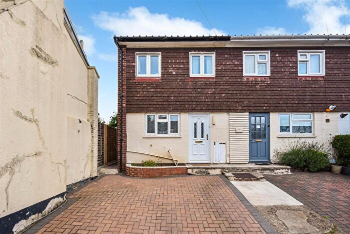 3 Bedroom End Of Terrace House To Rent In Dene Road, Andover, SP10