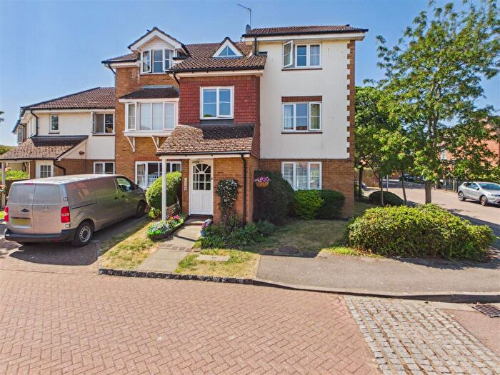 2 Bedroom Flat For Sale In Sullivans Reach, Walton-On-Thames, KT12