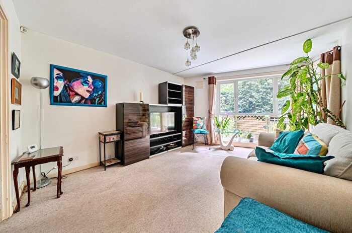 1 Bedroom Flat For Sale In Garrick Close, Ealing, W5