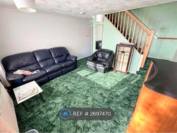 3 Bedroom Maisonette To Rent In Travellers Way, Hounslow, TW4