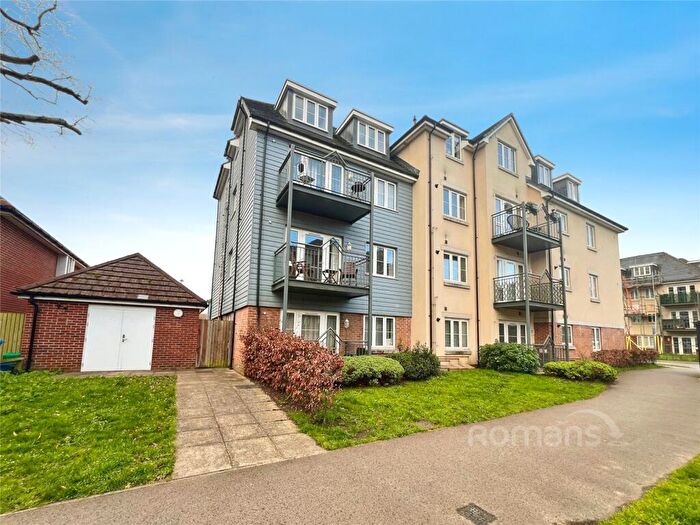 2 Bedroom Apartment For Sale In Barn Avenue, Aldershot, Hampshire, GU12