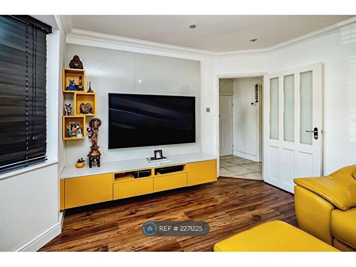 3 Bedroom Semi-Detached House To Rent In Chiltern Road, Burnham, Slough, SL1