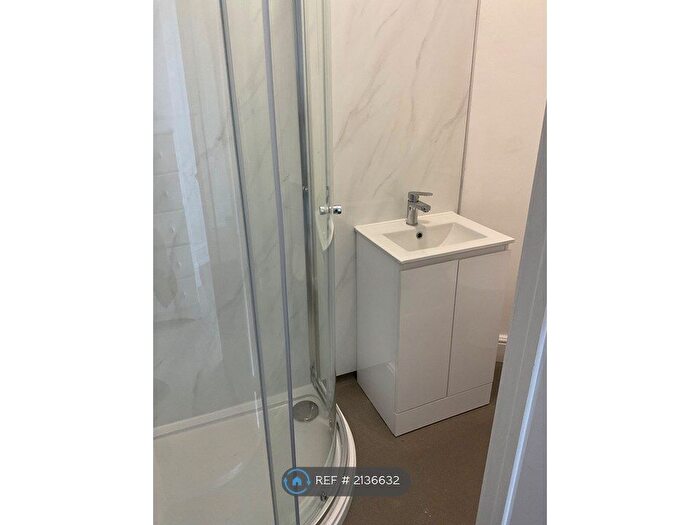 1 Bedroom Flat To Rent In Roundhay, Leeds, LS8