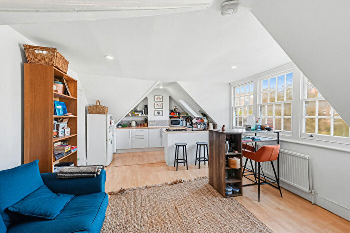 2 Bedroom Apartment For Sale In Ewelme Road, London, SE23