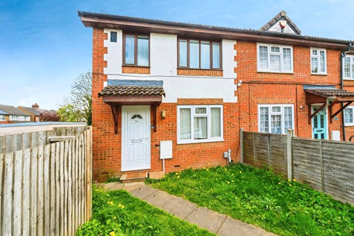 3 Bedroom End Of Terrace House For Sale In Waller Avenue, Luton, Bedfordshire, LU4