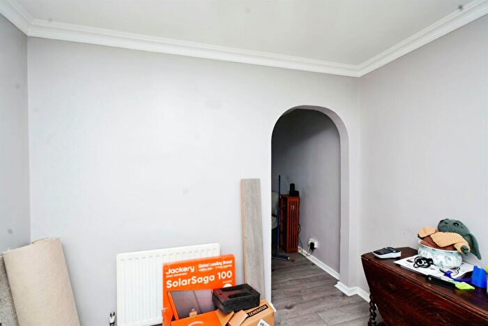 3 Bedroom End Of Terrace House For Sale In Castle Croft Road, Luton, LU1