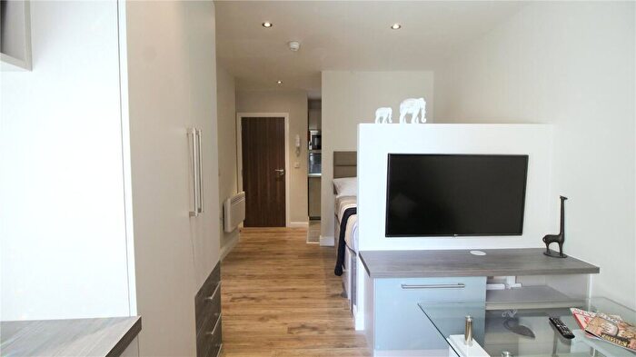 Apartment To Rent In Apt, Eagle House #, M3