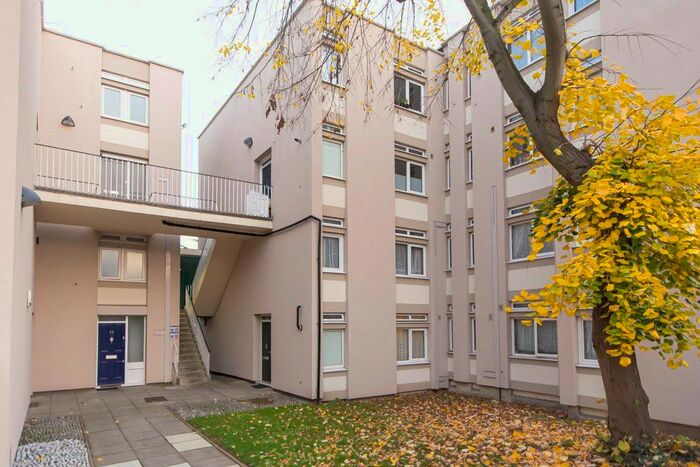 3 Bedroom Flat To Rent In Cedars Road, London, SW4