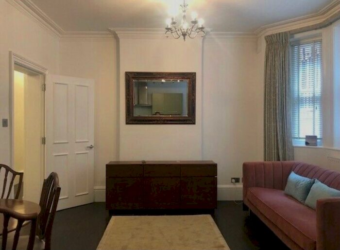 2 Bedroom Flat To Rent In Buckingham Gate, London, SW1E