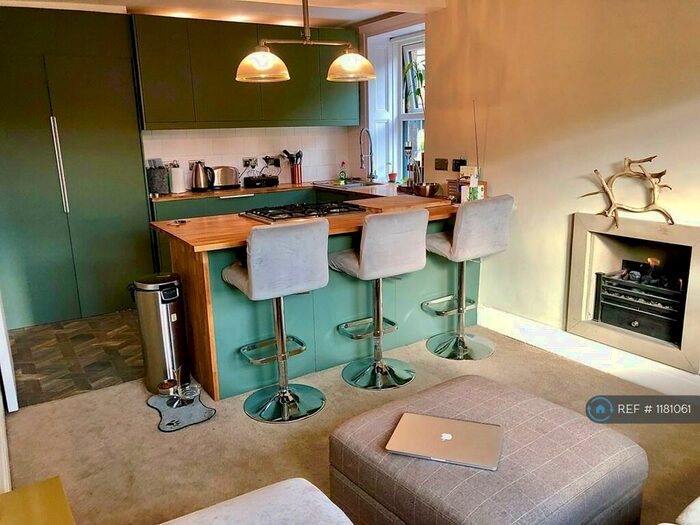 2 Bedroom Flat To Rent In Gatehead Road, Saddleworth, OL3