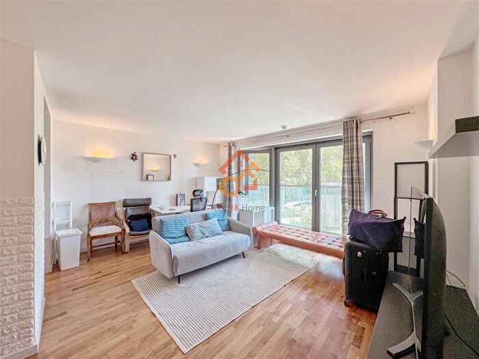 2 Bedroom Flat To Rent In New Providence Wharf, Fairmont Avenue, London, E14