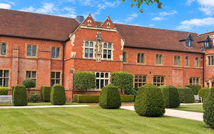 4 Bedroom Mews For Sale In Abbey Gardens, Reading, RG7