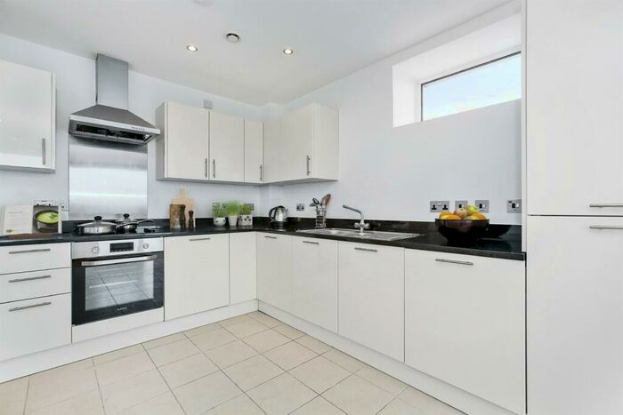 2 Bedroom Flat To Rent In Bedroom Property In London, E15