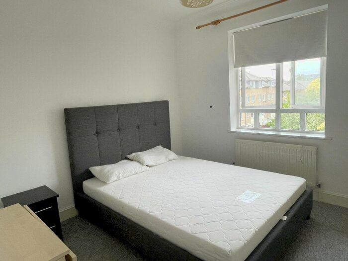 2 Bedroom Flat To Rent In Arun House, Maybate Avenue, KT2