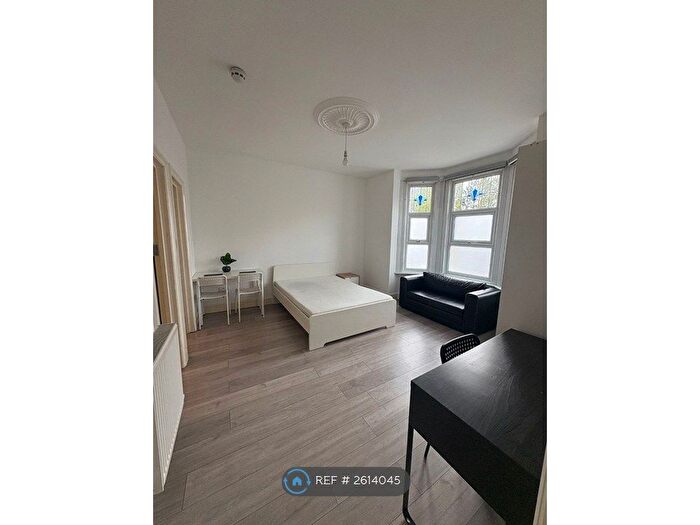 Studio To Rent In Albert Road, Ilford, IG1