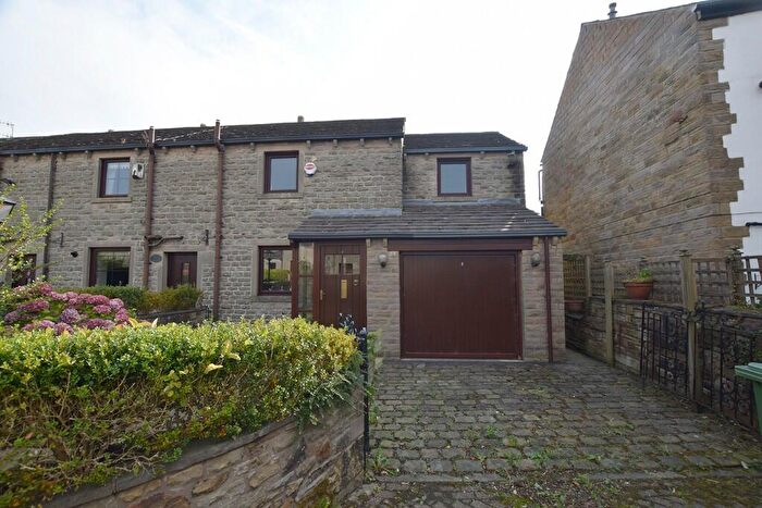 3 Bedroom Semi-Detached House To Rent In Annarly Fold, Burnley, Lancashire, BB10