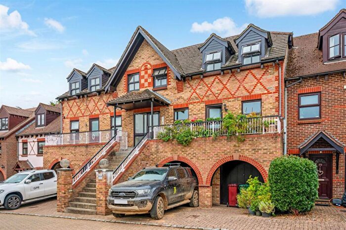 2 Bedroom Apartment For Sale In Woodlands Lane, Chichester, PO19