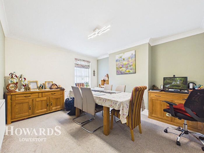 4 Bedroom End Of Terrace House For Sale In Beach Road, Lowestoft, NR32