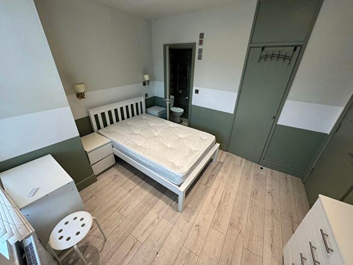 Flat To Rent In Midland Terrace, London, NW10